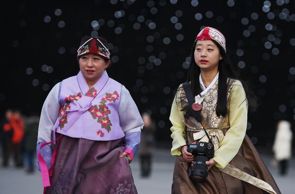 Девушки в традиционных костюмах в Олимпийском парке в Пхенчхане - Sputnik Латвия