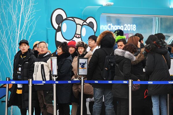 Посетители Олимпийского парка стоят в очереди в магазин олимпийских сувениров Super Store в Пхенчхане - Sputnik Латвия
