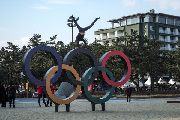 Олимпийские кольца, установленные на пляже Кенпо рядом с Олимпийской деревней в Канныне - Sputnik Латвия