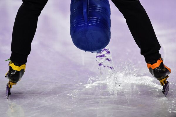 Обработка льда во время соревнований по шорт-треку среди женщин на XXIII зимних Олимпийских играх - Sputnik Латвия
