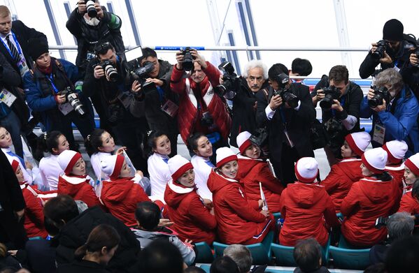 Болельщики и фотографы во время матча между командами Швейцарии и объединенной командой Кореи на соревнованиях по хоккею среди женщин на XXIII зимних Олимпийских играх - Sputnik Латвия