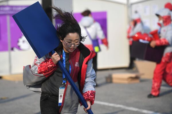 Волонтер во время эвакуации из пресс-центра в Олимпийском парке в Канныне из-за сильного ветра - Sputnik Латвия