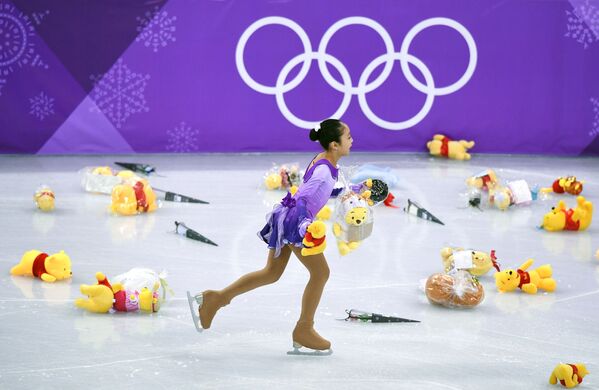 Мягкие игрушки на льду после выступления японского фигуриста Юдзуру Ханю в короткой программе мужского одиночного катания на XXIII зимних Олимпийских играх - Sputnik Латвия
