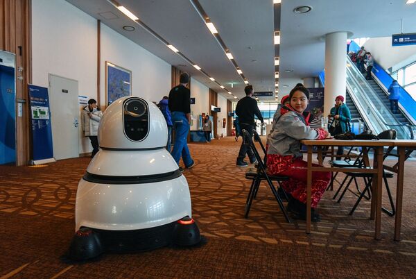 Робот-пылесос в международном пресс-центре в Пхенчхане - Sputnik Латвия