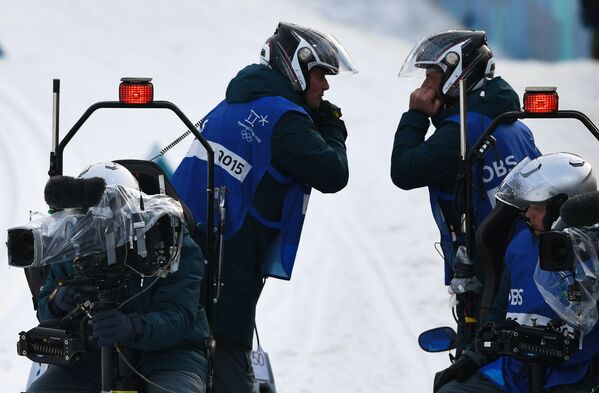Технический персонал во время эстафеты 4x10 км среди мужчин в соревнованиях по лыжным гонкам на XXIII зимних Олимпийских играх - Sputnik Латвия