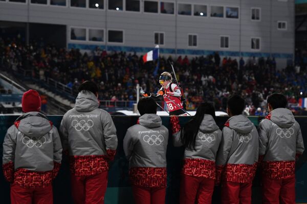 Австрийская лыжница Лиза Тереза Хаузер на дистанции смешанной эстафеты в соревнованиях по биатлону на XXIII зимних Олимпийских играх в Пхенчхане - Sputnik Латвия