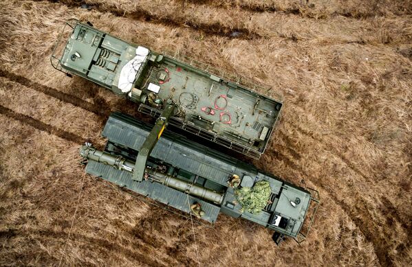 Транспортно-заряжающая машина комплекса Искандер-К с крылатыми ракетами Р-500 в Краснодарском крае Транспортно-заряжающая машина комплекса Искандер-К с крылатыми ракетами Р-500 в Краснодарском крае - Sputnik Латвия