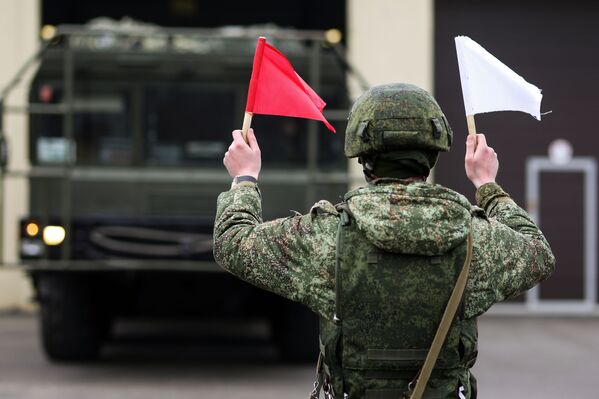 Военнослужащий во время учений оперативно-тактического ракетного комплекса (ОТРК) Искандер-М в Краснодарском крае Военнослужащий во время учений оперативно-тактического ракетного комплекса (ОТРК) Искандер-М в Краснодарском крае - Sputnik Латвия