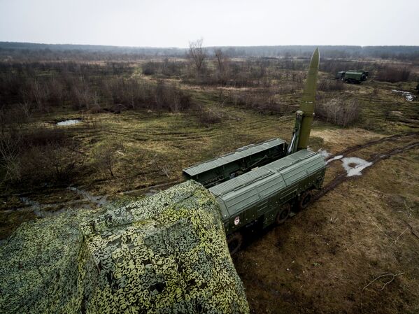 Оперативно-тактический ракетный комплекс (ОТРК) Искандер-М во время тактических учений расчетов по управлению ракетными ударами в Краснодарском крае - Sputnik Латвия