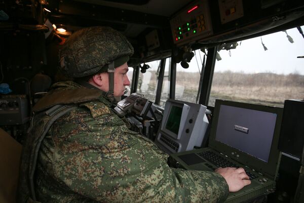 Военнослужащий во время учений оперативно-тактического ракетного комплекса (ОТРК) Искандер-М в Краснодарском крае - Sputnik Латвия
