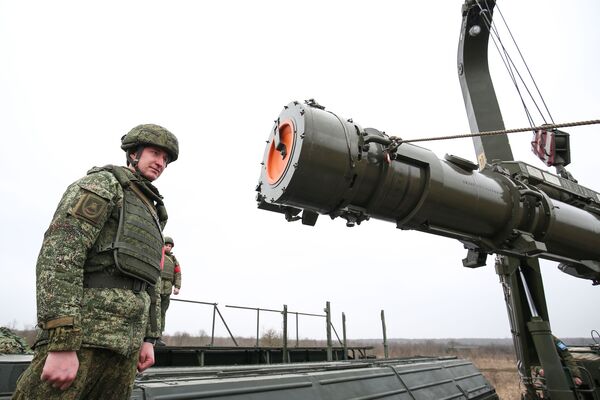 Транспортно-заряжающая машина комплекса Искандер-К с крылатыми ракетами Р-500 в Краснодарском крае - Sputnik Латвия