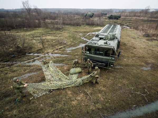 Оперативно-тактический ракетный комплекс (ОТРК) Искандер-М во время тактических учений расчетов по управлению ракетными ударами в Краснодарском крае - Sputnik Латвия