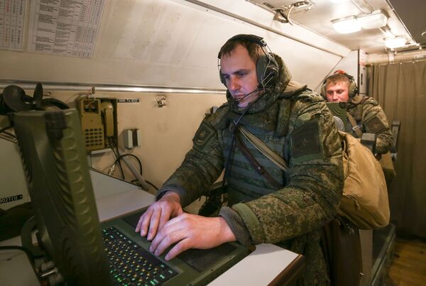 Военнослужащие во время учений оперативно-тактического ракетного комплекса (ОТРК) Искандер-М в Краснодарском крае - Sputnik Латвия