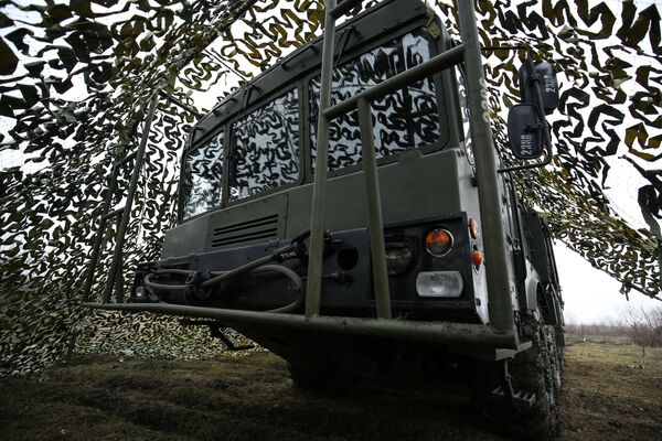 Оперативно-тактический ракетный комплекс (ОТРК) Искандер-М во время тактических учений расчетов по управлению ракетными ударами в Краснодарском крае Оперативно-тактический ракетный комплекс (ОТРК) Искандер-М во время тактических учений расчетов по управлению ракетными ударами в Краснодарском крае - Sputnik Латвия