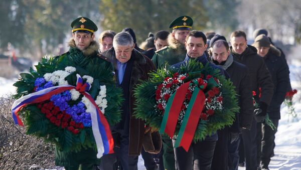 Сотрудники посольств России и Беларуси в Латвии на Гарнизонном кладбище Риги - Sputnik Латвия