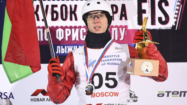 Антон Кушнир (Белоруссия), завоевавший золотую медаль на соревнованиях по лыжной акробатике в рамках этапа Кубка мира по фристайлу в Москве. - Sputnik Латвия