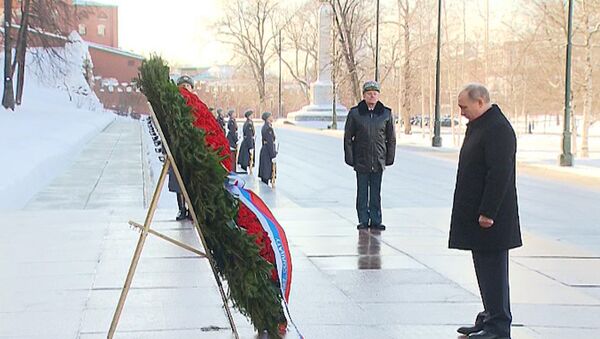 Путин возложил венок к Могиле Неизвестного солдата в День защитника Отечества - Sputnik Латвия