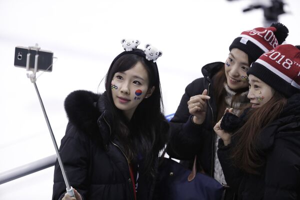 Līdzjutējas no Dienvidkorejas fotografējas pirms Zviedrijas un Korejas apvienotās komandas mača Līdzjutējas no Dienvidkorejas fotografējas pirms Zviedrijas un Korejas apvienotās komandas mača - Sputnik Latvija