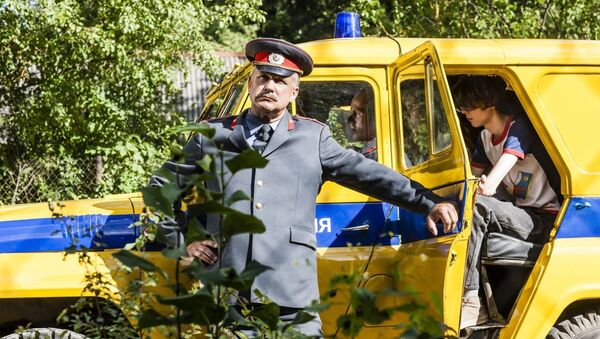 Оперный певец Наурис Пунтулис в роли милиционера. Кадр из фильма Рай 89 - Sputnik Латвия