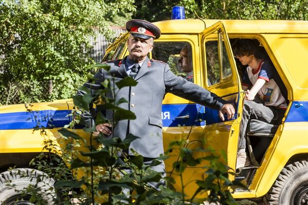 Оперный певец Наурис Пунтулис в роли милиционера. Кадр из фильма Рай 89 Оперный певец Наурис Пунтулис в роли милиционера. Кадр из фильма Рай 89 - Sputnik Латвия