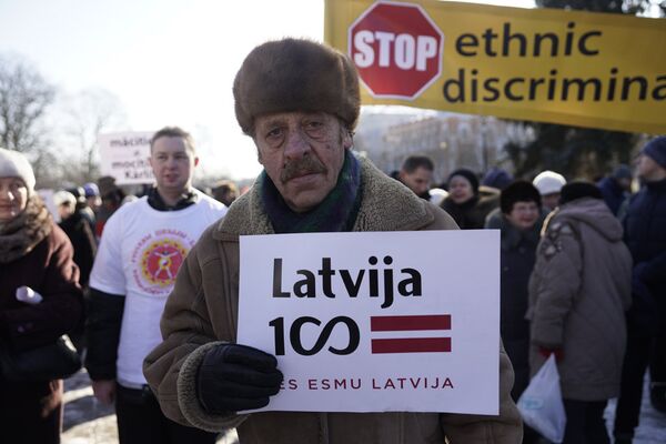 Яков Плинер на митинге в защиту образования на русском языке в Латвии. Рига, 24 февраля 2018 г. Яков Плинер на митинге в защиту образования на русском языке в Латвии. Рига, 24 февраля 2018 г. - Sputnik Латвия