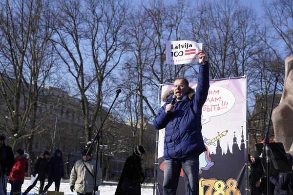 Депутат Европарламента Андрей Мамыкин на митинге в защиту образования на русском языке в Латвии. Рига, 24 февраля 2018 г. Депутат Европарламента Андрей Мамыкин на митинге в защиту образования на русском языке в Латвии. Рига, 24 февраля 2018 г. - Sputnik Латвия