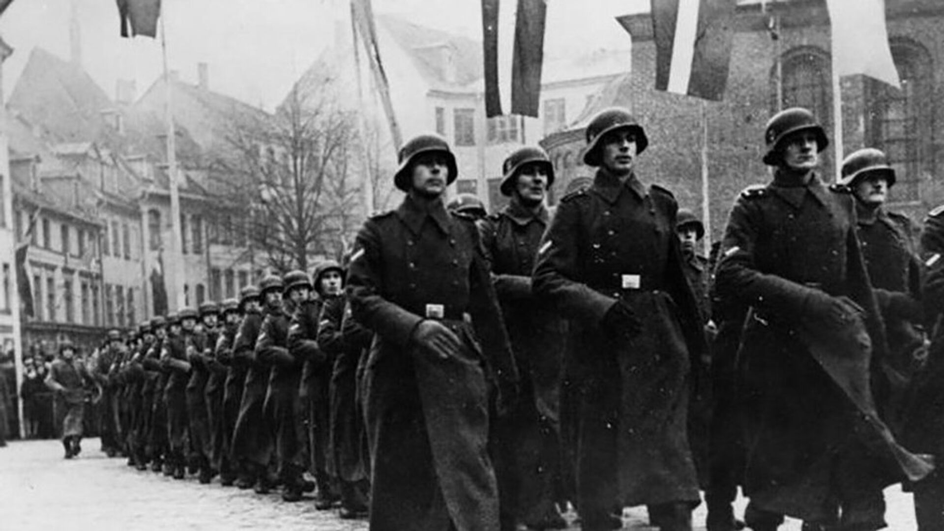Парад латышских легионеров в честь дня основания Латвийской республики Рига 18 ноября 1943 года - Sputnik Латвия, 1920, 16.03.2022