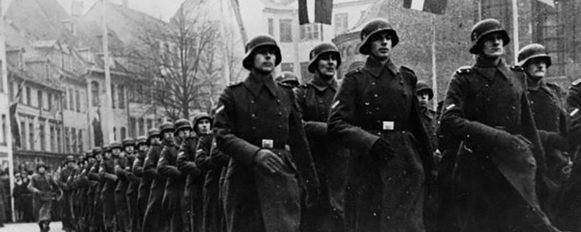 Парад латышских легионеров в честь дня основания Латвийской республики Рига 18 ноября 1943 года - Sputnik Латвия, 1920, 16.03.2022
