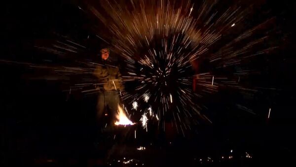 Огненное представление с расплавленным железом от китайских кузнецов - Sputnik Латвия