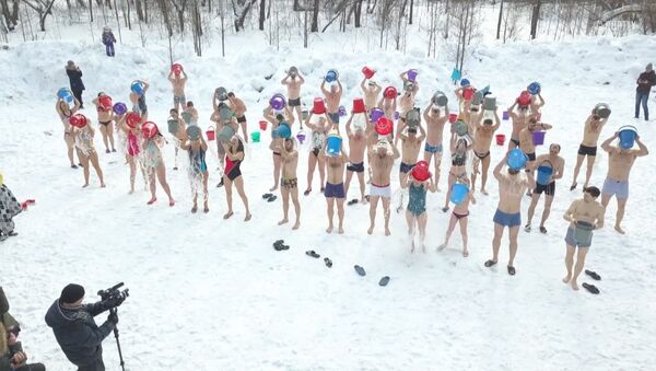 Жители Новокузнецка обливались холодной водой в 15-градусный мороз - Sputnik Латвия