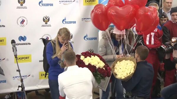 Российским лыжницам, призерам ОИ-2018, сделали предложения руки и сердца прямо в аэропорту - Sputnik Латвия