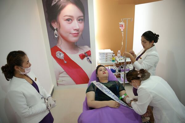 Участница конкурса красоты для девушек с избыточным весом Мисс Джамбо в Таиланде Участница конкурса красоты для девушек с избыточным весом Мисс Джамбо в Таиланде - Sputnik Латвия