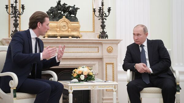 Krievijas prezidents Vladimirs Putins  un Austrijas kanclers Sebastiāns Kurcs - Sputnik Latvija