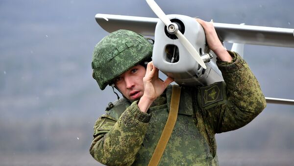 Военнослужащий РФ запускает беспилотный летательный аппарат во время тактических учений - Sputnik Латвия