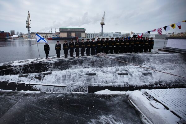 Церемония подъема Военно-морского флага на борту подводной лодки Ростов-на-Дону Церемония подъема Военно-морского флага на борту подводной лодки Ростов-на-Дону - Sputnik Латвия