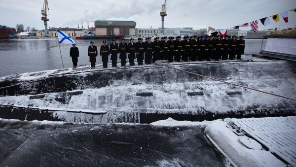 Церемония подъема Военно-морского флага на борту подводной лодки Ростов-на-Дону - Sputnik Latvija