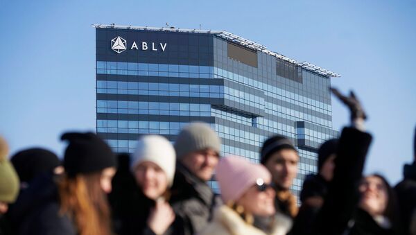 Работники банка ABLV собрались вместе для прощальной фотографии  - Sputnik Латвия