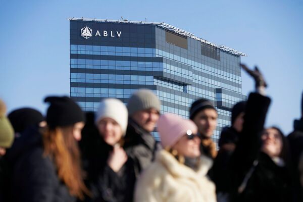 Работники банка ABLV собрались вместе для прощальной фотографии Работники банка ABLV собрались вместе для прощальной фотографии - Sputnik Латвия