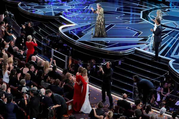 Актриса Фрэнсис Макдорманд получила премию Оскар за лучшую женскую роль в фильме Три билборда на границе Эббинга, Миссури - Sputnik Латвия