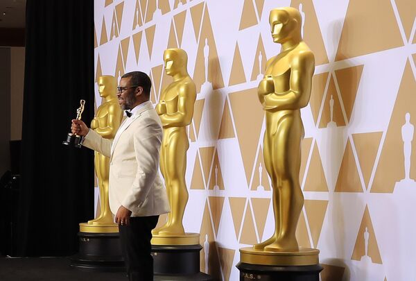 Актер Джордан Пил на 90-й церемонии вручения  Оскара, получивший свою награду за сценарий к фильму Прочь - Sputnik Латвия