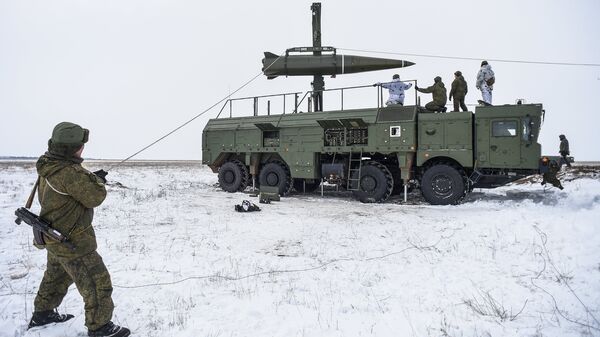 Пуск баллистической ракеты ОТРК Искандер-М с полигона Капустин Яр - Sputnik Латвия