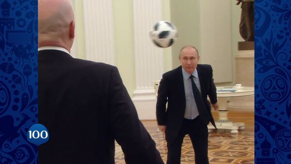 Путин и Инфантино сыграли в футбол - Sputnik Латвия