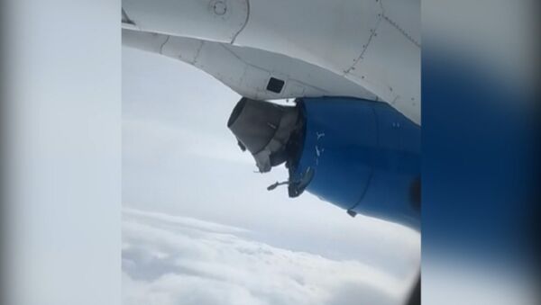 Разваливающийся двигатель самолета кыргызской авиакомпании - Sputnik Латвия