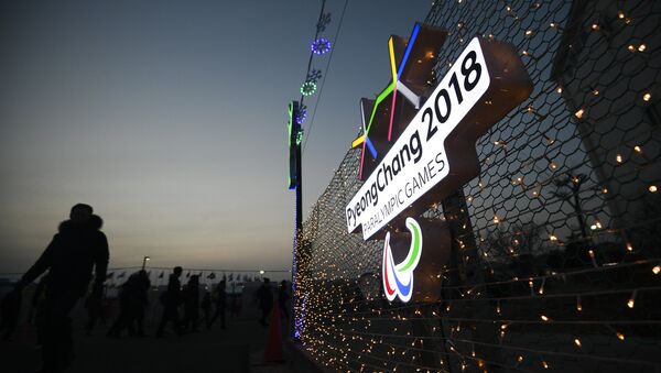 Символика Паралимпийских игр у Олимпийского стадиона в Пхенчхане - Sputnik Латвия