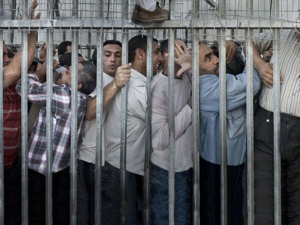Снимок из серии Check Point 300; (in)human borders итальянского фотографа Eduardo Castaldo из категории Creative (Professional), вошедший в шортлист фотоконкурса 2018 Sony World Photography Awards Снимок из серии Check Point 300; (in)human borders итальянского фотографа Eduardo Castaldo из категории Creative (Professional), вошедший в шортлист фотоконкурса 2018 Sony World Photography Awards - Sputnik Латвия