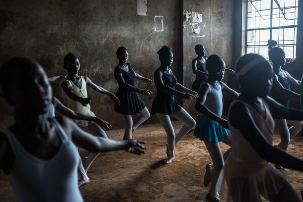 Снимок из серии Slum Ballet шведского фотографа Fredrik Lerneryd из категории Contemporary Issues (Professional), вошедший в шортлист фотоконкурса 2018 Sony World Photography Awards Снимок из серии Slum Ballet шведского фотографа Fredrik Lerneryd из категории Contemporary Issues (Professional), вошедший в шортлист фотоконкурса 2018 Sony World Photography Awards - Sputnik Латвия