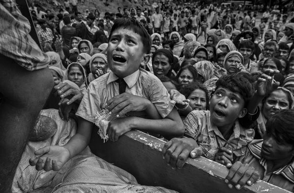 Снимок из серии Rohingya Refugees Flee Into Bangladesh to Escape Ethnic Cleansing канадского фотографа Kevin Frayer из категории Current Affairs & News (Professional), вошедший в шортлист фотоконкурса 2018 Sony World Photography Awards Снимок из серии Rohingya Refugees Flee Into Bangladesh to Escape Ethnic Cleansing канадского фотографа Kevin Frayer из категории Current Affairs & News (Professional), вошедший в шортлист фотоконкурса 2018 Sony World Photography Awards - Sputnik Латвия