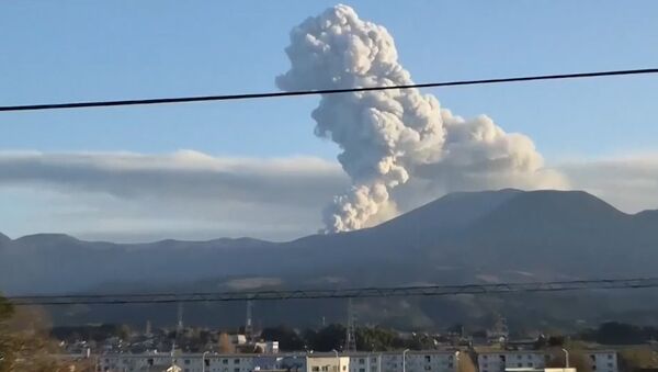 Вулкан в Японии выбросил столб пепла высотой свыше 2 километров - Sputnik Латвия