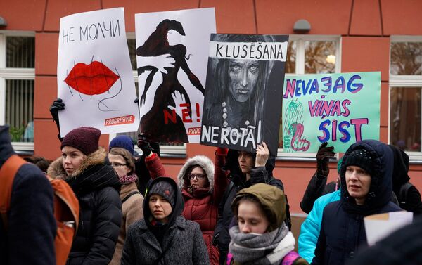 Митинг у Сейма за права женщин - Sputnik Латвия