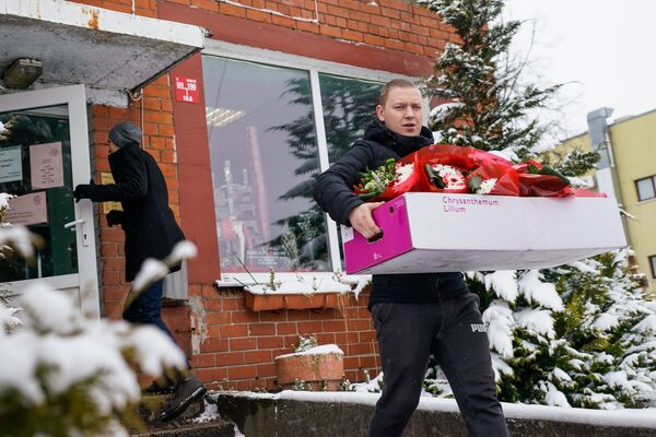 Мужчина с цветами утром 8 марта в Риге Мужчина с цветами утром 8 марта в Риге - Sputnik Латвия